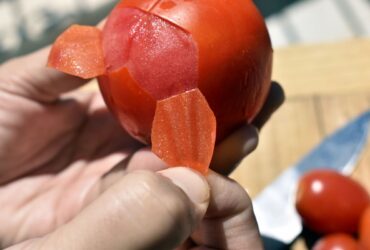 éplucher les tomates
