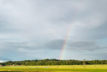 Arc-en-ciel lumineux au-dessus d'un paysage naturel paisible