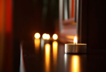 Bougies allumées dans un espace de méditation paisible