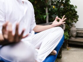 Mains en chin mudra pendant la méditation yoga