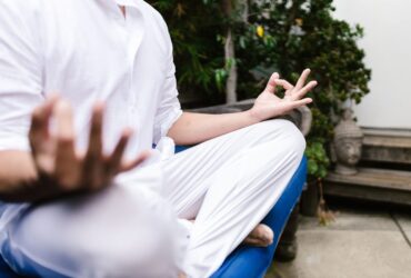 Mains en chin mudra pendant la méditation yoga
