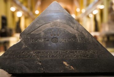 Croix Ankh égyptienne gravée sur fond de hiéroglyphes