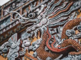 Dragon chinois dans les nuages au-dessus d'un temple asiatique