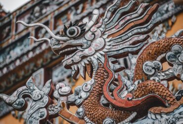 Dragon chinois dans les nuages au-dessus d'un temple asiatique