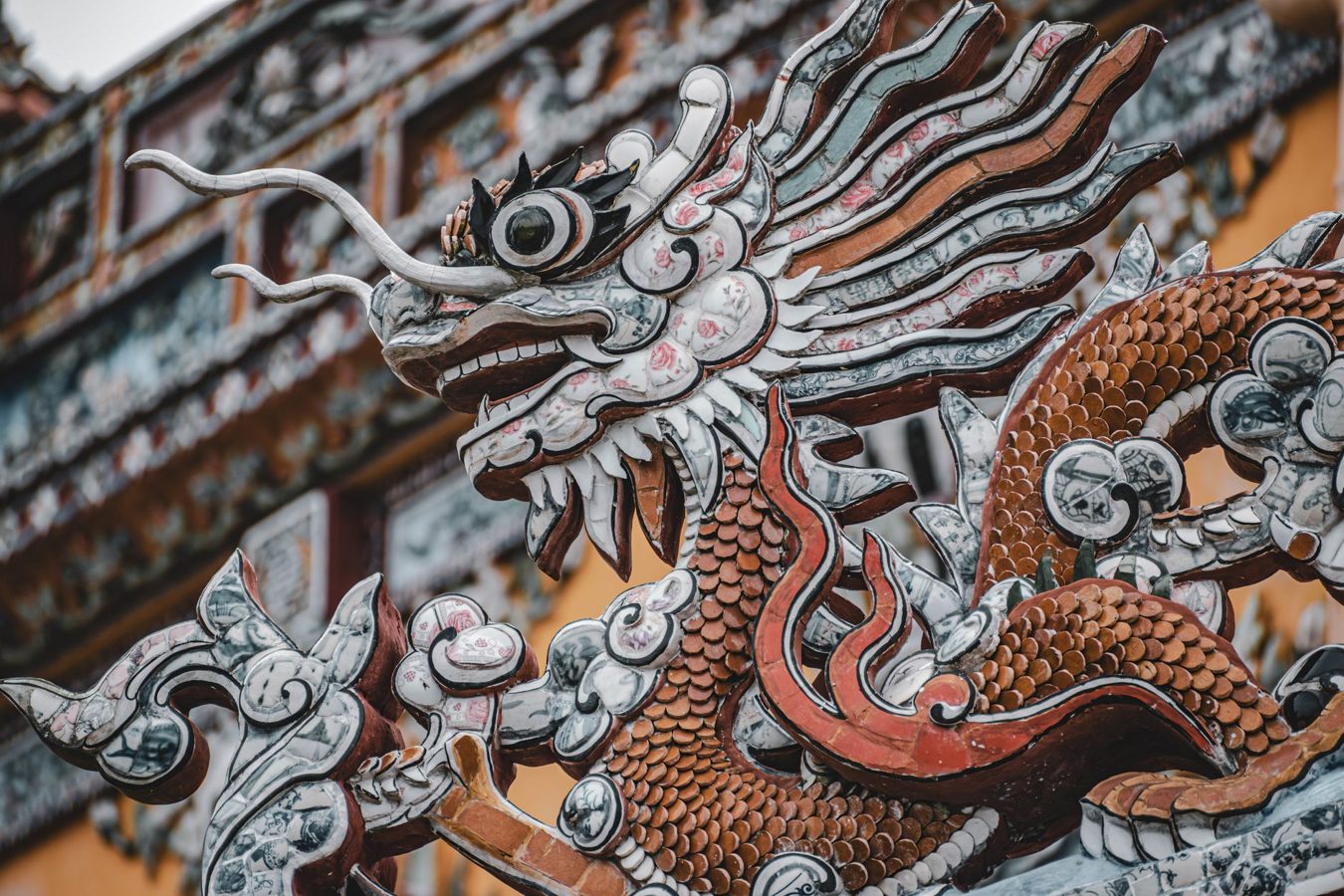 Dragon chinois dans les nuages au-dessus d'un temple asiatique