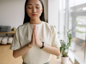 Ambiance méditative évoquant la pratique du Gayatri mantra