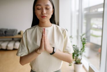 Ambiance méditative évoquant la pratique du Gayatri mantra