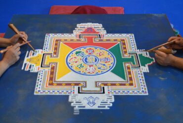 Mandala tibétain en sable coloré réalisé par des moines bouddhistes