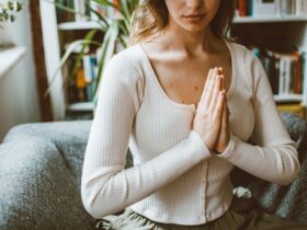 Mains en position de mudra pendant la méditation