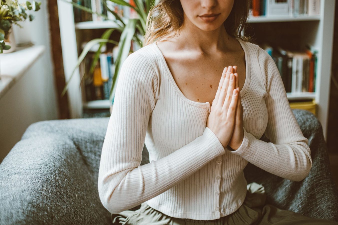 Mains en position de mudra pendant la méditation