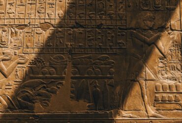 Symbole de l'œil d'Horus gravé sur fond de hiéroglyphes égyptiens