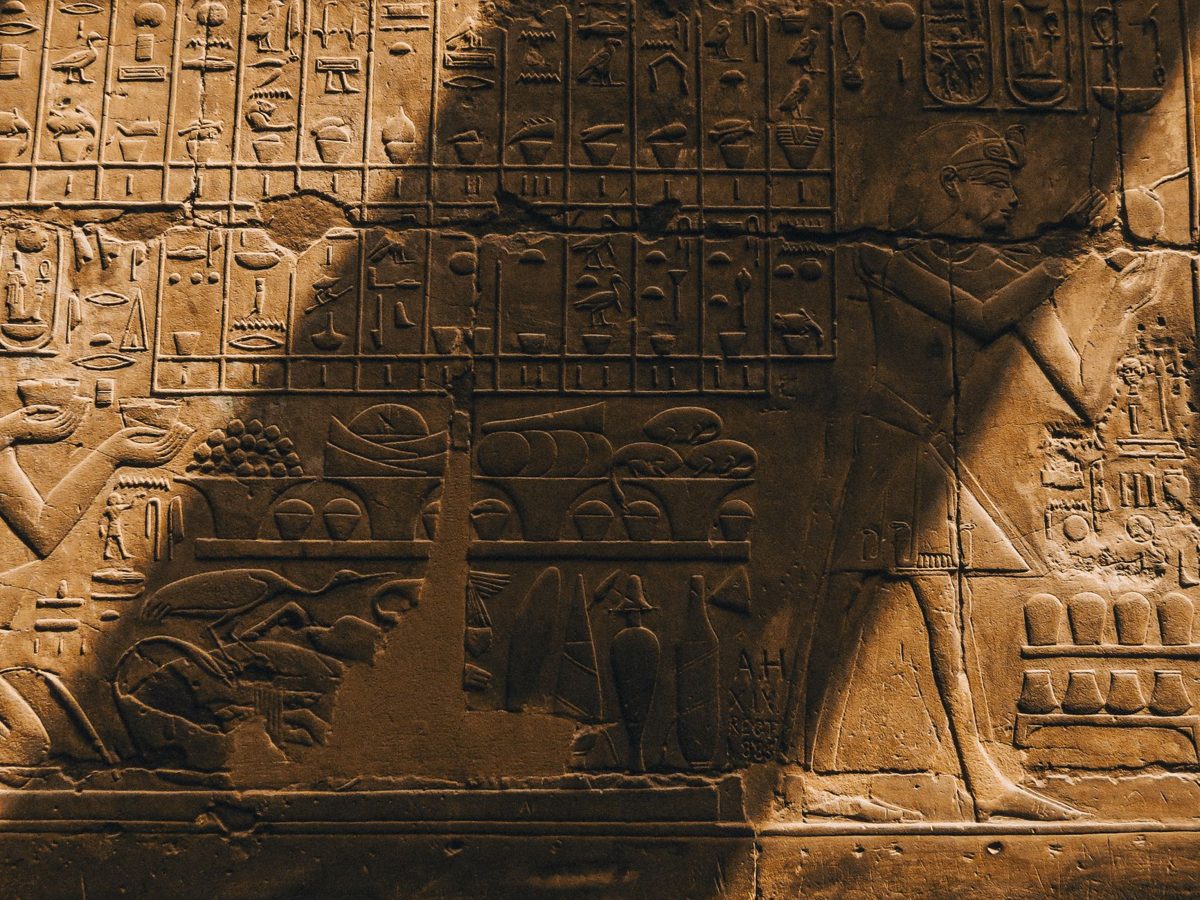 Symbole de l'œil d'Horus gravé sur fond de hiéroglyphes égyptiens