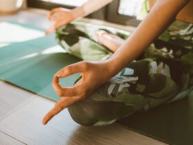 Personne en relaxation profonde pratiquant le yoga nidra
