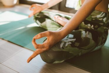 Personne en relaxation profonde pratiquant le yoga nidra