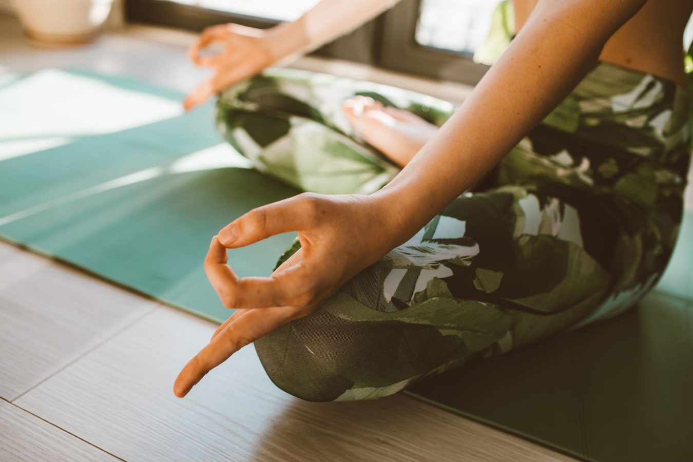 Personne en relaxation profonde pratiquant le yoga nidra