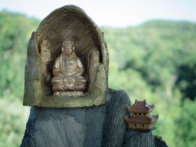 Temple zen entouré de nature paisible illustrant la simplicité et l'attention