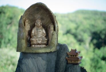 Temple zen entouré de nature paisible illustrant la simplicité et l'attention